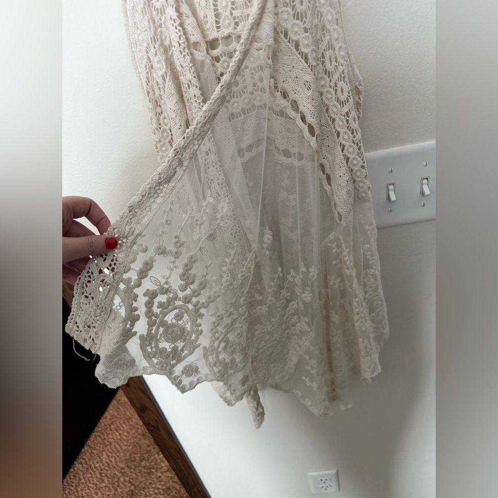 Vanity Cream Lace Cardigan - Picture 3 of 4